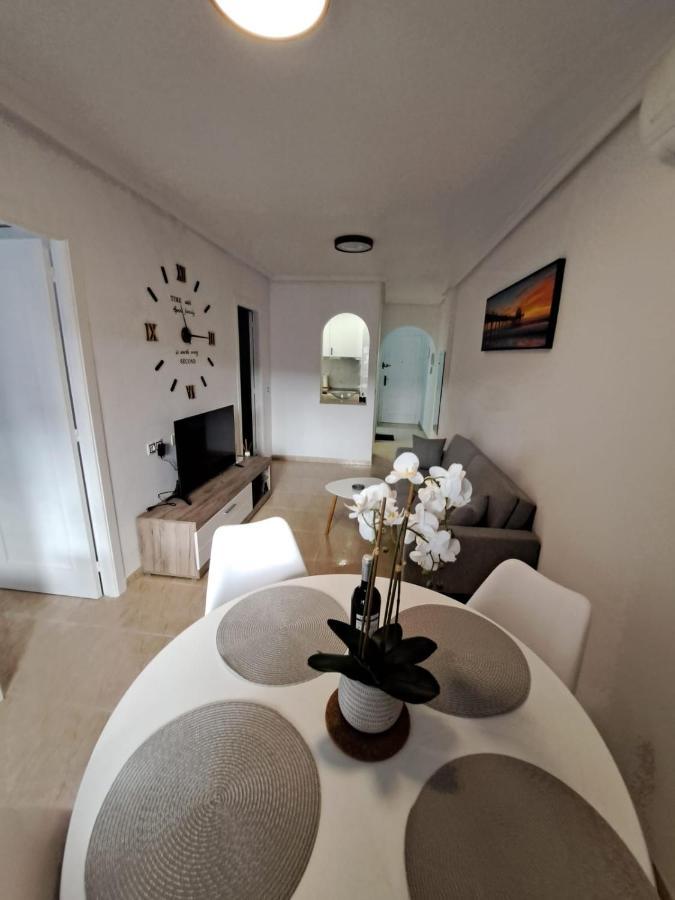 Modern 2 Bedroom Apartment In The Center Of Torrevieja Esterno foto